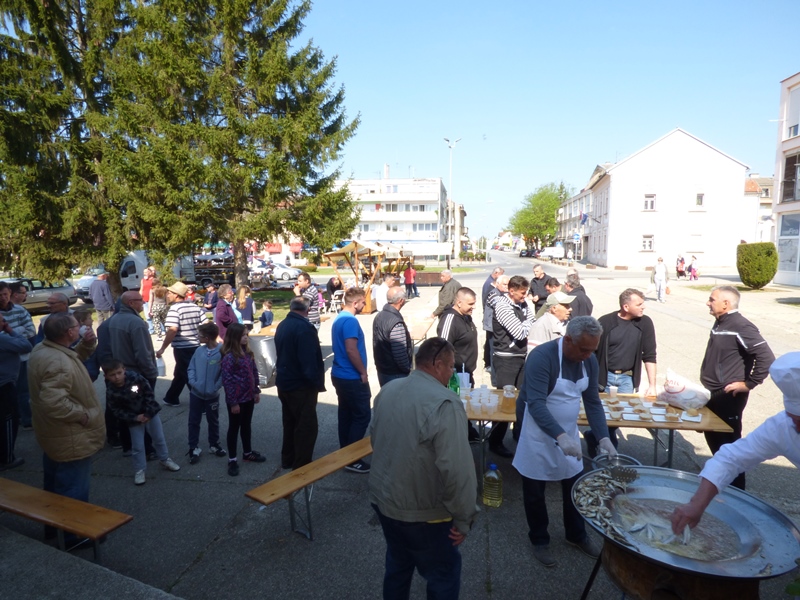 Podjela ribica povodom obilježavanja Uskrsa